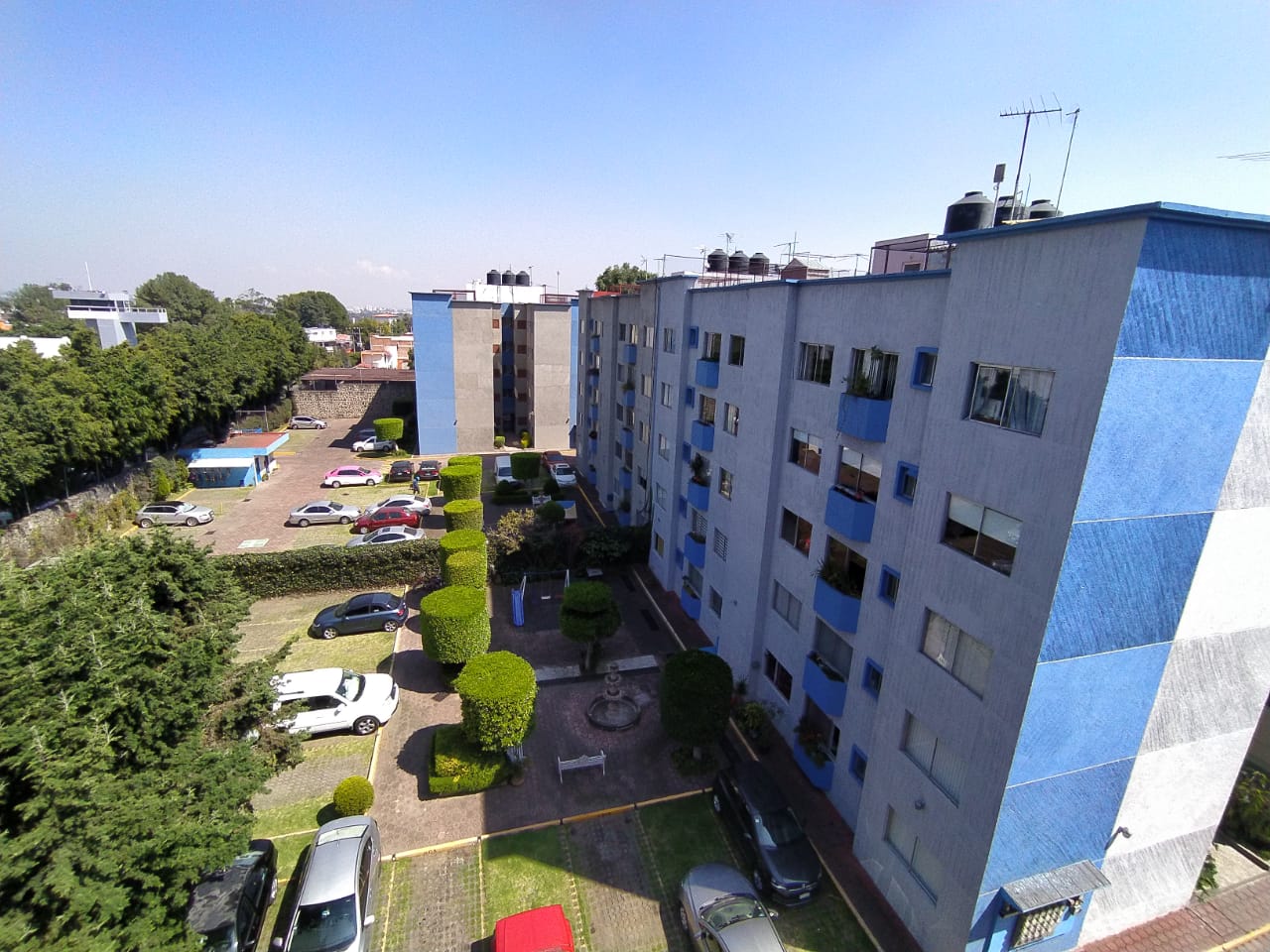 Fachada y acceso al condominio en Av. Joya 135, Valle Escondido, Tlalpan